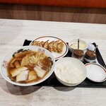 Miyoshino Asahikawa Nagayama Ten - 醤油チャーシュー麺セット　990円です。