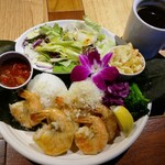 Kona's coffee Kodaira Ten - ガーリックシュリンプは 勿論
                        マカロニも 紫キャベツも 美味しい♪