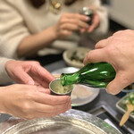 てっちり光 - 鍋奉行が町(待ち)娘にお酒をお酌中( *´艸｀)ｸｽｸｽ