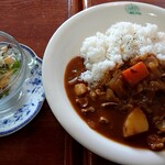 スリーピース - 料理写真:日替わりランチ(690円税込) 本日は、昔ながらのポークカレーライスですた。サラダ付きです。ランチには、ドリンクも付いてますよん。