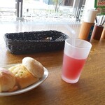 鎌倉パスタ - 食べ放題のパンとドリンクバーの飲み物