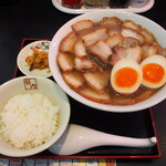 喜多方ラーメン坂内 小法師 - メガ盛り焼豚ラーメン＆味付玉子、半ライス