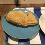 Coffee to Taiyaki no Karaku - ごまあんのタイヤキ。
                        美味し。
                        