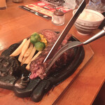 BRONCO BILLY Kamio Ten - 店員さんがハンバーグをカットしてくれます