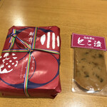 Kawa Ume - 左:   うなぎ弁当(中) ¥2.200(税込)
                      右:  とこ漬(食べ切り) ¥540(税込)