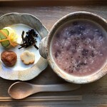 Cafe Osaka Chakai - 休止中【小豆がゆ 香の物他計3品付】ヘルシーおかゆメニュー！砂糖不使用でゆで小豆の自然の甘さと程良い塩加減が人気です。通常サイズ 495円、L (1.5倍）605円、やわらか梅55円、焼き餅110円のトッピングがおススメ。ドリンクセットは、55円引き。写真のやわらか梅はトッピングで、+55円となります。