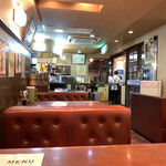 Steak House Rajia - 昔ながらのナイスな店内 カウンターあり