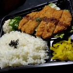 バーベキュー ガーデン サドワラベース - とんかつ弁当(580円)
