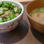 Sukiya Sanjurokugo Chitose Ten - かつぶしオクラ牛丼 ミニ(￥420)、しじみ汁(￥190)。
                        ミニでも汁物あれば満足。