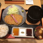 Gyukatsu Kyoto Katsugyu Shinjuku Kotakibashitedori Ten - 左から、出汁醤油→山椒塩→特製ソース。
                        麦ご飯大盛り（無料）。