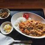 Hero Machi Sanchoku Kan - カツカレー（大盛・小鉢付き）