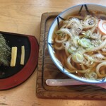 東京亭 - リシはかけうどんとおにぎり。
            
            リシん家は晩飯時間が早くて昼にガッツリ食うと晩飯が食えないらしい。
            
            晩飯が夕方5時！   入院患者かよ。
            
            入院してても5時じゃ腹減らないっつーの
            
            冬でも明るいわ！