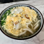 よしのや食堂 - 玉子うどん。
      これで¥250-は結構安く思える。
      見た目の通り〝熱ッ！！〟