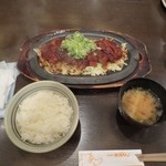 名古屋名物 みそかつ 矢場とん 名古屋駅名鉄店 - 鉄板とんかつネギのせ※撮影者本人のブログからの転載（http://foxbrain.dtiblog.com/blog-entry-110.html）