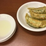 Hidakaya Keido No Dai Tori Ten - バジル餃子はレモン汁付き