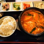 韓国家庭料理 唐辛子 - スンドゥブチゲランチ　950円（税込）