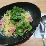 Wa Pasta Popolamama Ion Yachiyo Midori Ga Oka Ten - サラダほうれん草と吊るしベーコンにペペロンチーノ¥650+税