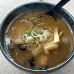 ラーメンさんぱち - 鶏豚醤油。
            本醸造醤油とロースト醤油の合わせ技は濃厚そのもの