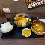 Mori Tatsu Sendai Ten - ★チキンカツもも唐揚ミックス（ご飯大・味噌汁大・740円）★ソースなどの調味料、漬物はセルフです('ω')ノ