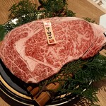 Kuroge Wagyu Marugoto Ittogai Yakiniku Dotonbori Mitsuru Shinsaibashi Ten - クーポンサービスのサーロイン