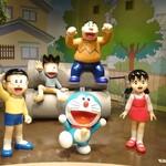 Doraemon Wakuwaku Sky Park Cafe Zone - パークの中のドラえもんたち。