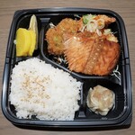 燕三条酒場 かきもと - 鮭と白身フライ弁当　638円