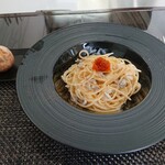 calme'n - calmeコース3,000円、クリームソースのパスタ、自家製パン