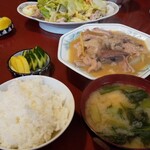 Yabuhara Shokudo - ホルモン定食￥850。でもご飯小盛りで￥800。
                        奥は肉入り野菜炒め定食。