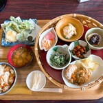 Funafuse no Sato e Onsee Yoo - 舟伏の里﻿
                      特製ランチ 1300円（税込）﻿
                      まぜごはん、みそ汁、本日の主菜﻿
                      田舎料理5品、お漬物﻿
                      季節の天ぷら、デザート、お飲み物﻿