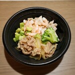 Yoshinoya Tsubame Sanjo Ten - ライザップ牛サラダエビアボカド　648円