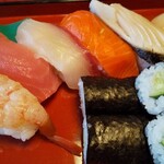 Japanese cuisine Shinkameya - 寿司のお皿！良いネタが揃ってました！