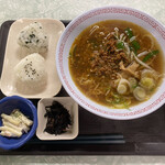 Marimo Shokudo - 本日の定食[B定食]
                      （台湾ラーメンとおにぎりセット）＆小鉢2種類