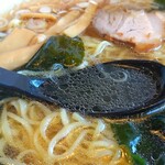 ラーメンハウス 孫悟空 - 油が沢山浮いてますが、写真の撮り方かな？こんなに油があったとは感じませんでした。とてもあっさりしたスープですよ。