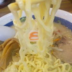 8 Ban Ramen Tamashima Ten - 麺 持上げ