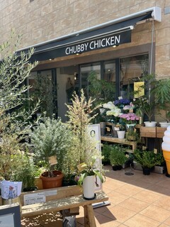 CHUBBY CHICKEN - お花屋さんも併設。
                        店内外の花や緑が大変気持ち良い。
                        店内はテーブルとカウンター席、店外にはテラス席。
                        天気が良ければ外のテラス席が気持ち良い。