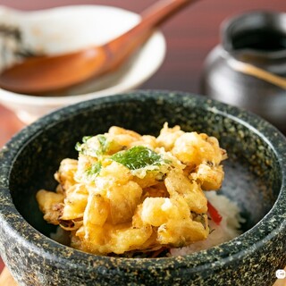 天つゆを垂らすと出汁の香りがふわっと香る『究極の石焼き天丼』