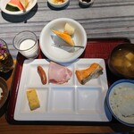 Manzan So - 朝ごはん。ご飯と、大きいお皿への取り分けは、言った分を乗せてくれます。後は、手袋して自分で取るスタイル。