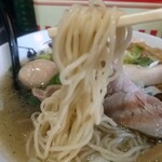 津軽煮干中華蕎麦 サムライブギー - 中細ストレート麺は全粒粉入りのツルツルです。自家製？