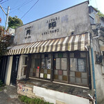 cafe Antiques Tsukijirushi - なんとも味のある建物