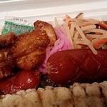 あつあつ かあさん弁当 - 溢れるオカズ