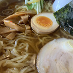 Morimori Tei - 「和風煮干しラーメン」「大盛」接写。トッピングは、豚バラチャ－シューに、メンマ、半分サイズの味玉、8切〔はっさい : 全型（約21cm×19cm）= 1枚 分の 1/8サイズ〕の海苔 1枚、水菜に刻み柚子である。