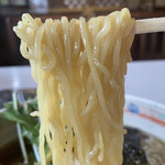 Morimori Tei - 「和風煮干しラーメン」「大盛」麺リフト。麺は細麺だ。機械打ち角刃麺、やや縮れが入り、加水率は中程度からやや高めか。高い艶ともちもち感が特長の細麺である。エッジがとれて、良く手揉みされている感があった。