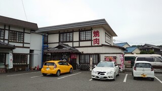 Shojikiya - 焼肉店の方と駐車場