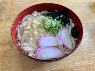 Oshokuji Dokoro Fuji - うどん(大)
                        ここのうどんも定食屋ならではの味と見た目。
                        薬味、具材はこれが標準。