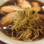 Shokudo Tenpo - 麺は〜〜〜
                        
                        こういう汁ならば加水少なめで もっと太い小麦ガツンの方がイイような気がする。
                        
                        