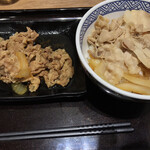 Yoshinoya Dila Oyama Ten - 豚丼と牛皿。いずれも並で