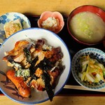 幸楽園 - やきにく丼(700円)です。