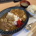 Building Shokudo Dera - マーボー豆腐&そばだしカレーあいがけ丼800円