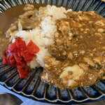 Building Shokudo Dera - マーボー豆腐&そばだしカレーあいがけ丼