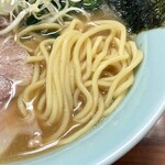 河童子 - 中細ストレートの麺は平ザルで上げています。